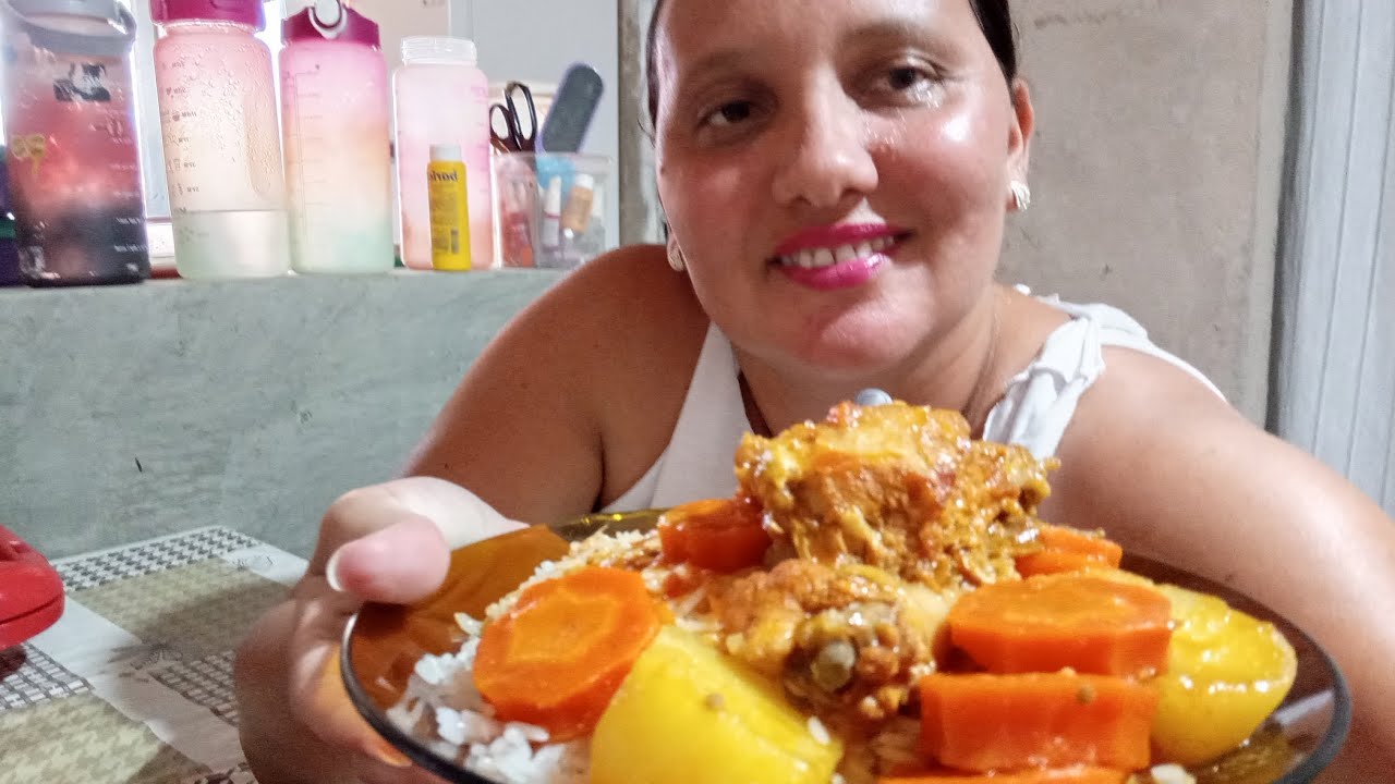 Como foi meu almoço hoje galinha caipira com batata e cenoura tá uma delícia...