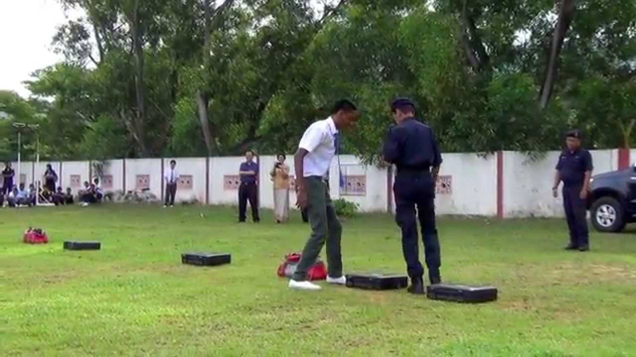 Demonstrasi Pertunjukan Anjing Pengsan Polis Unit K9 di SMK PBP 1