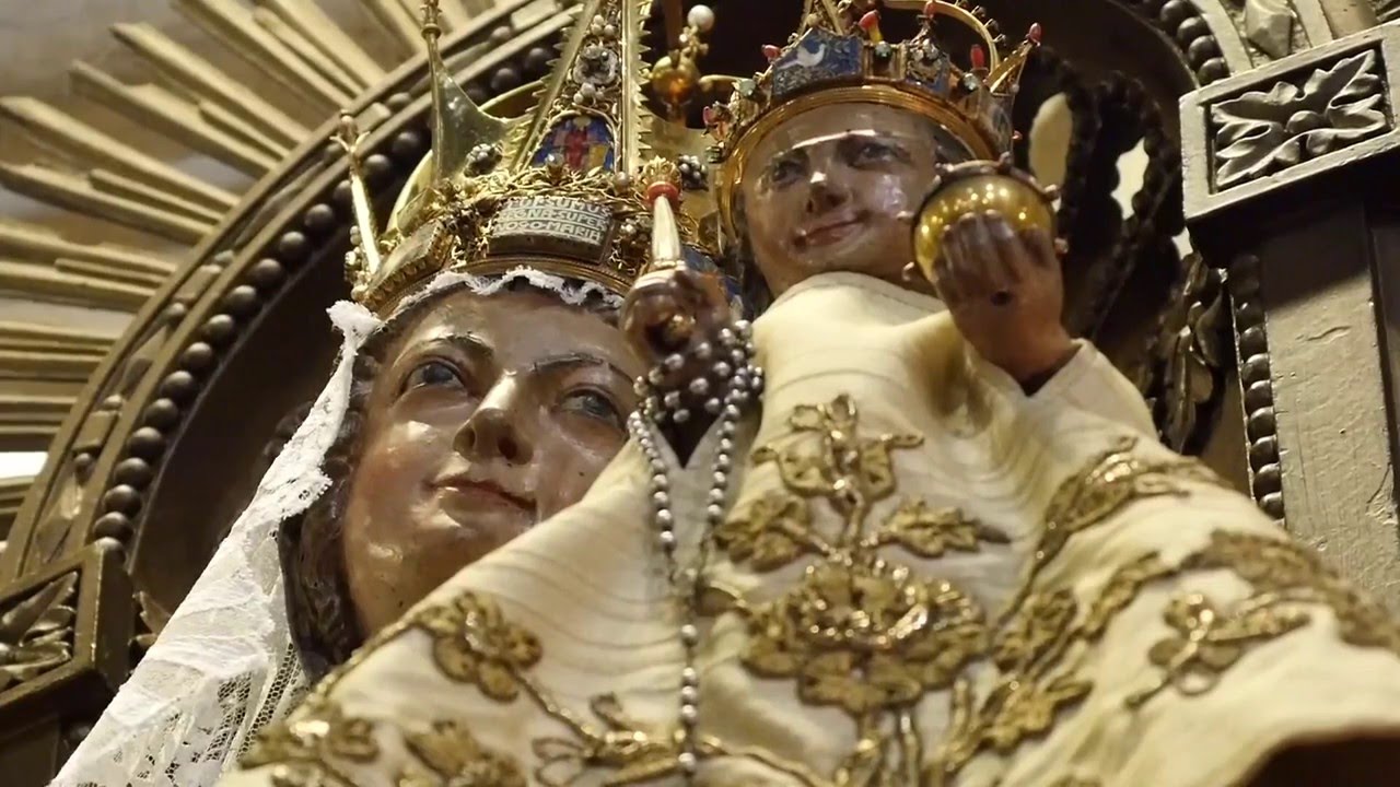 Die Kleider des Gnadenbilds im Aachener Dom