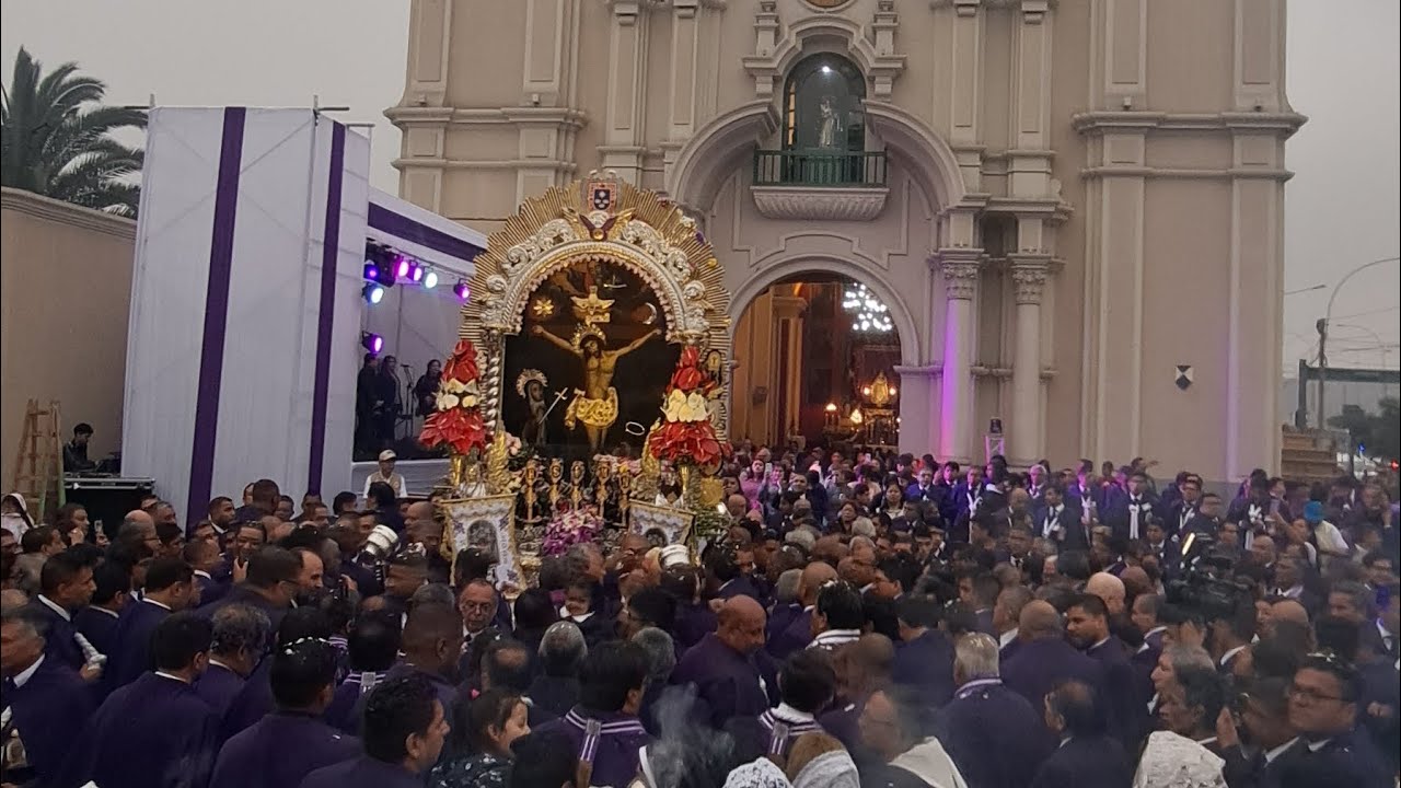 Señor de los milagros 2023 ingresa a la iglesia Santa rosa de lima