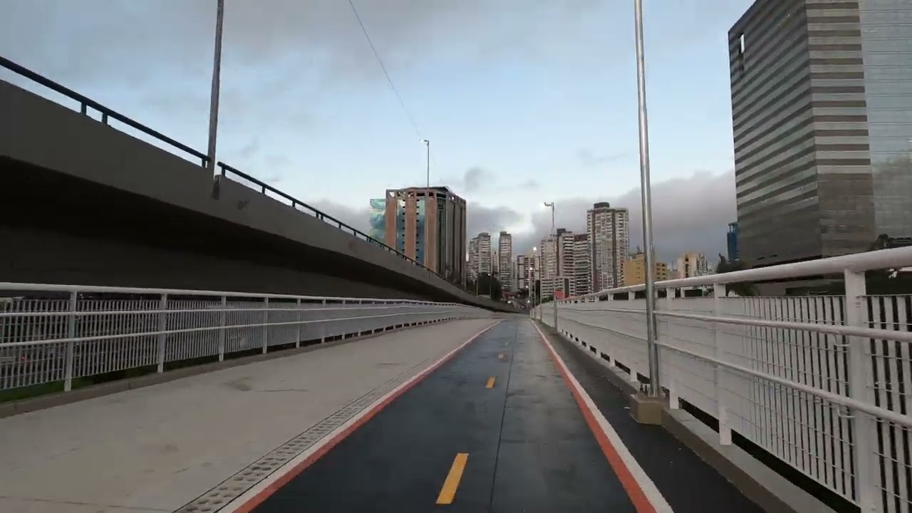 Travessia da Ciclopassarela Jornalista Erika Sallum entre Pinheiros e Butant&atilde;