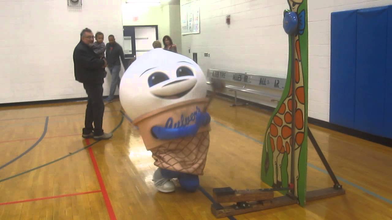 Scoopie tests his strength