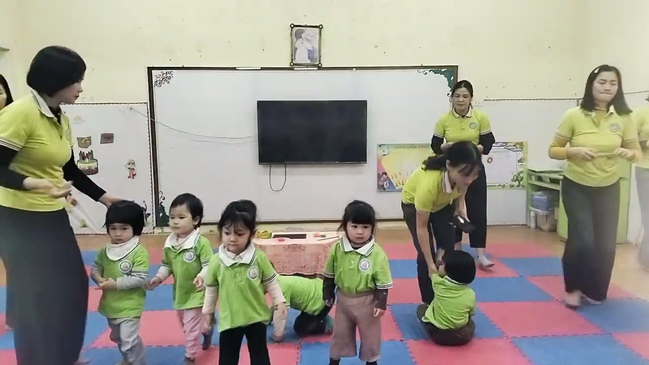 Hoạt động với đồ vật: Nặn cái bánh lần2