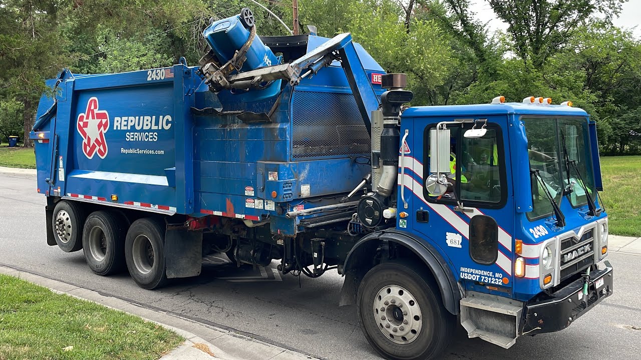 Republic Services Mack MRU Heil Dura-Pack Rapid Rail Garbage Truck