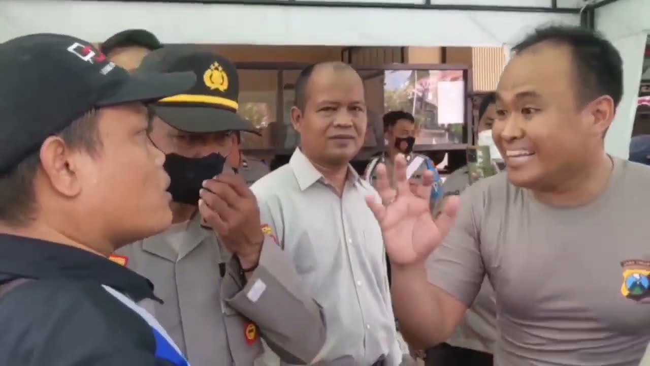 VIRAL!!! KASAT LANTAS POLRES MADIUN KOTA BERSITEGANG DENGAN WARTAWAN USAI UPACARA HUT KE-77 RI