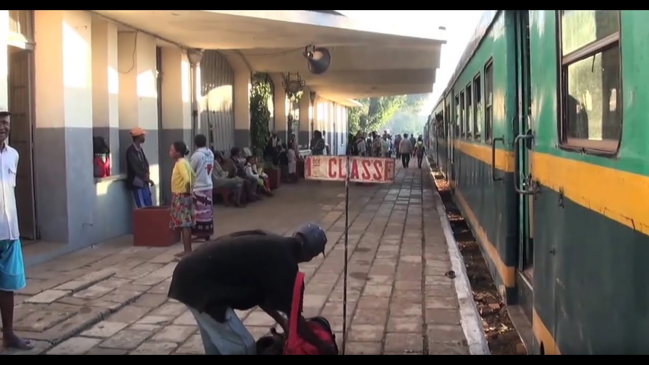 MADAGASCAR .  Train   MANAKARA-FIANARANTSOA.