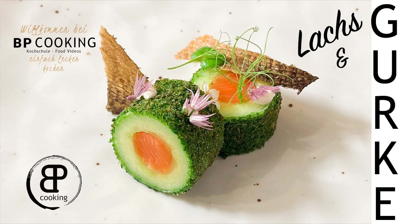 Marinierter Lachs mit knuspriger Gurke und gebackener Lachshaut. 