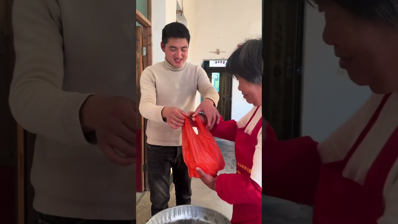 放年假了…小猪上门送上工资和礼品，希望能给阿姨们带来温暖和快乐#农村创业 #乡村振兴#员工福利