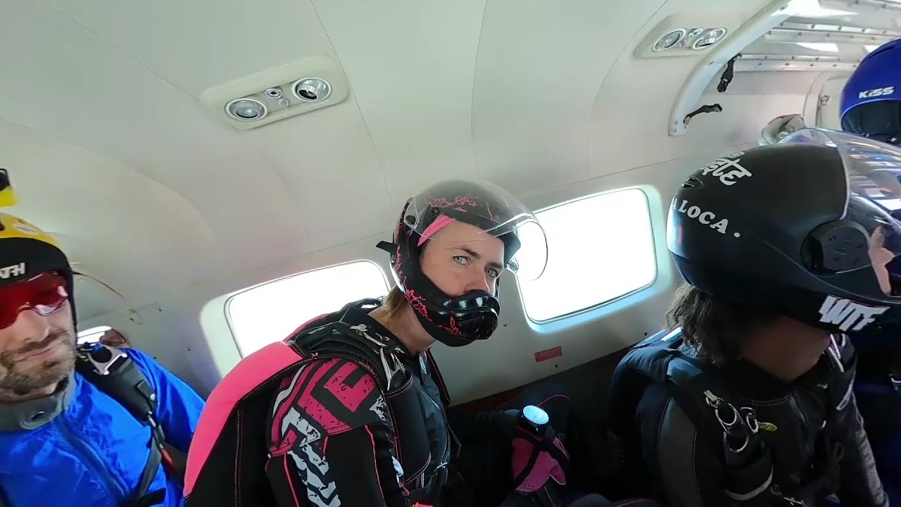 Rodeo at 200 km/h (skydive)