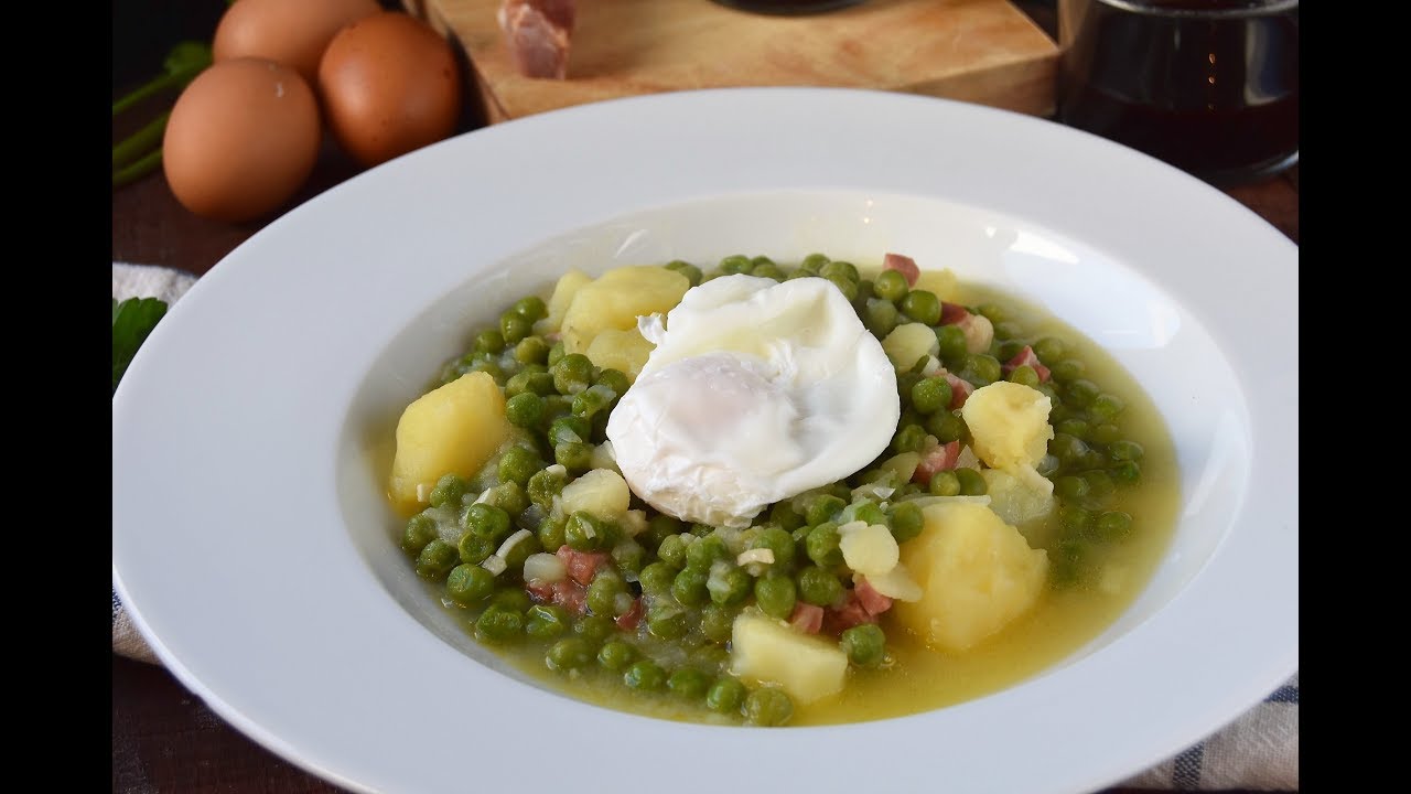 Guisantes con jamón y huevo escalfado