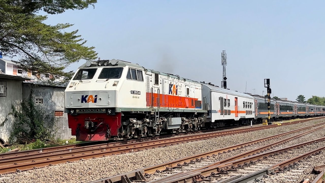 Satu - Satunya di Pulau Jawa! | Kereta Api Ngebut Melintas di Stasiun Karawang!