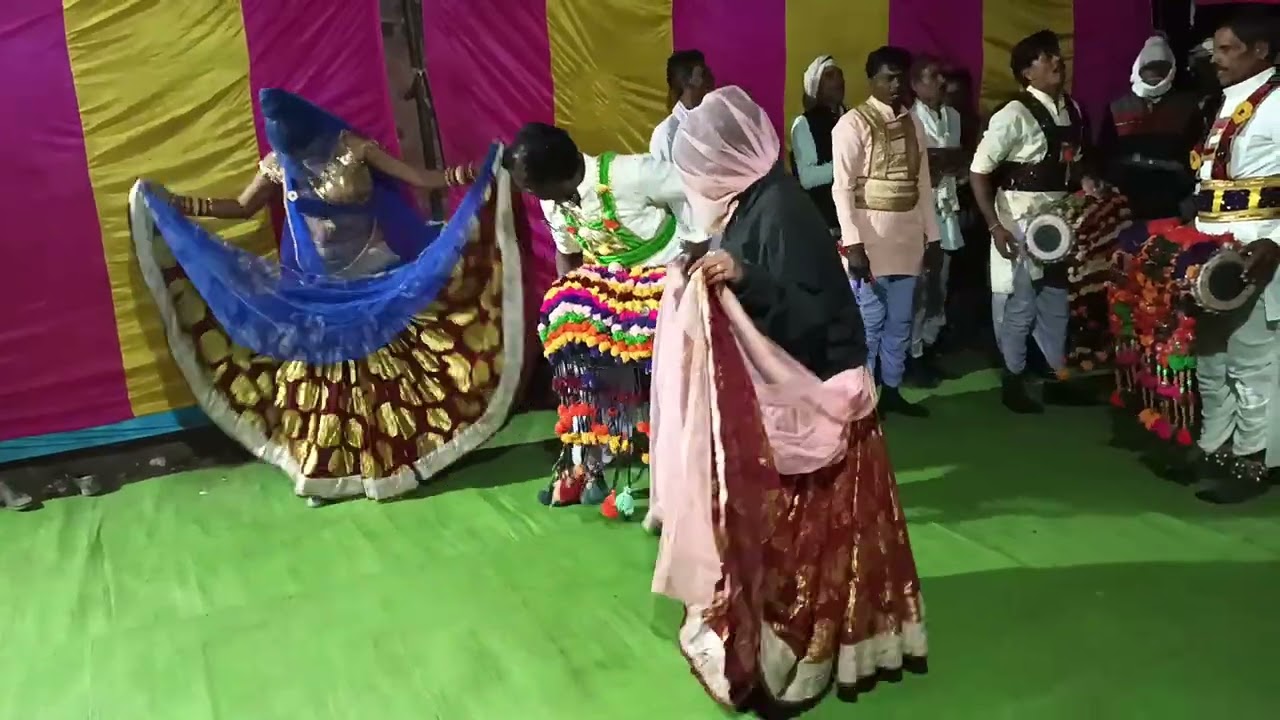 देसी राई हेमराज लोधी बुंदेली कलाकार पार्टी ग्राम बेड़ार कुशमी में बुंदेली प्रोग्राम किया गया