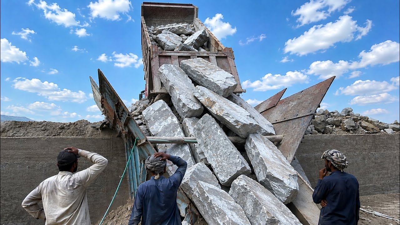 🚛💥 HUGE ROCKS UNLOADED FOR JAW CRUSHER! 🪨🔥 | Giant Quarry Stones Ready for Crushing