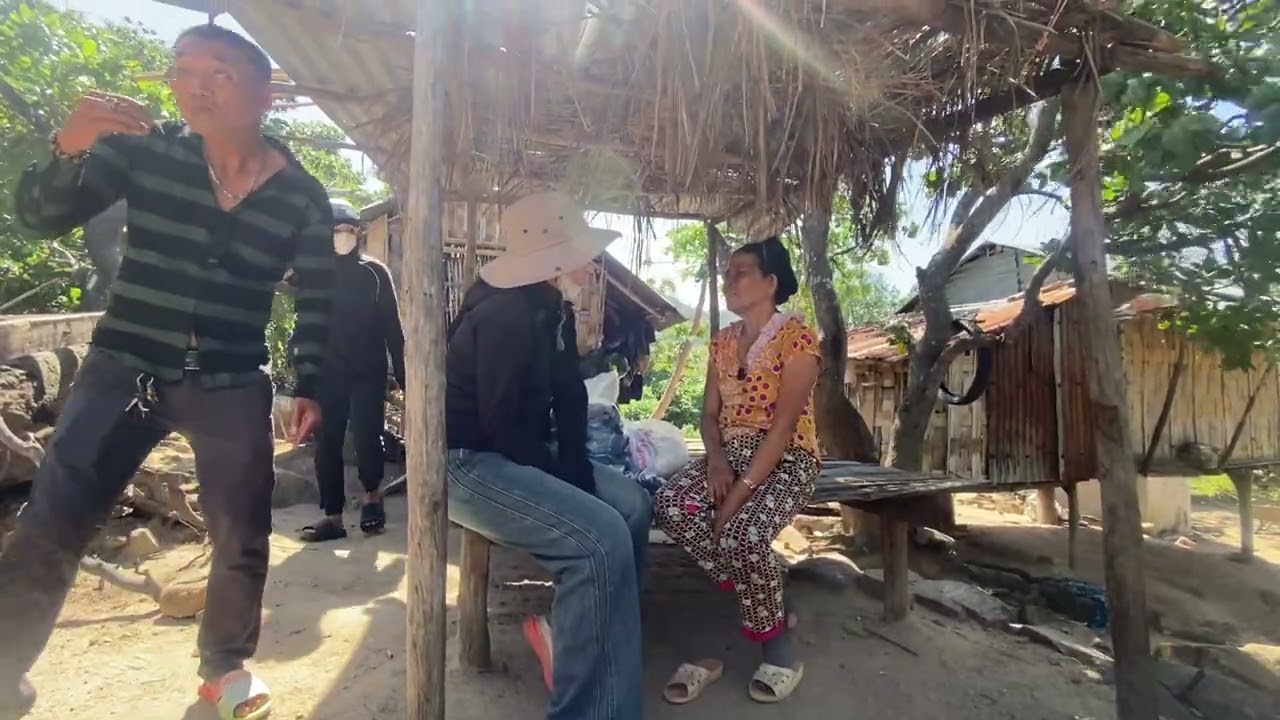 2 ông bà cụ sống trên rừng núi cao, cùng với căn chòi đã cũ, hằng ngày đi chăn bò trồng bắp
