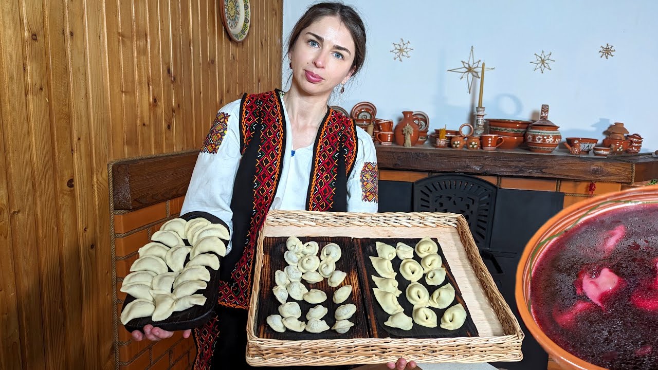 Деревенская жизнь. Женщина готовит БОРЩ С СУШЕНЫМИ ГРИБАМИ и три вида вареников. Украинская еда