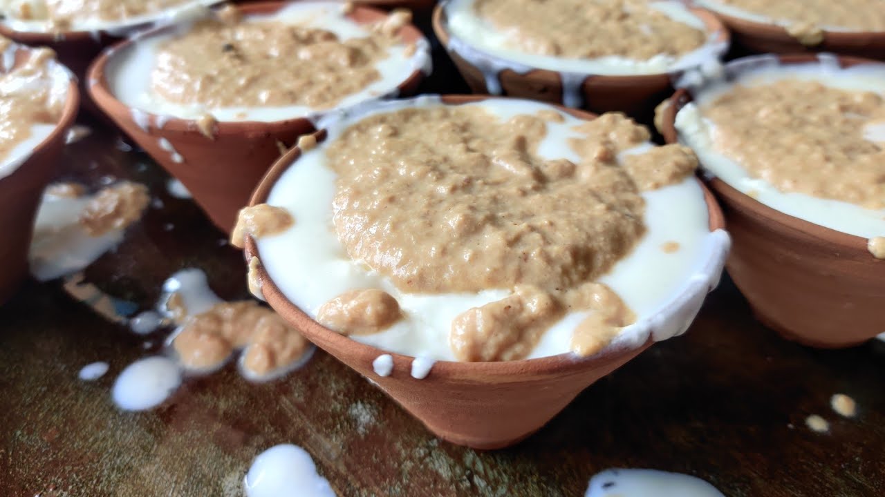 Banaras ki Famous Rabdi Malai wali Lassi || Is Lassi ko peete nahi balki khate hai