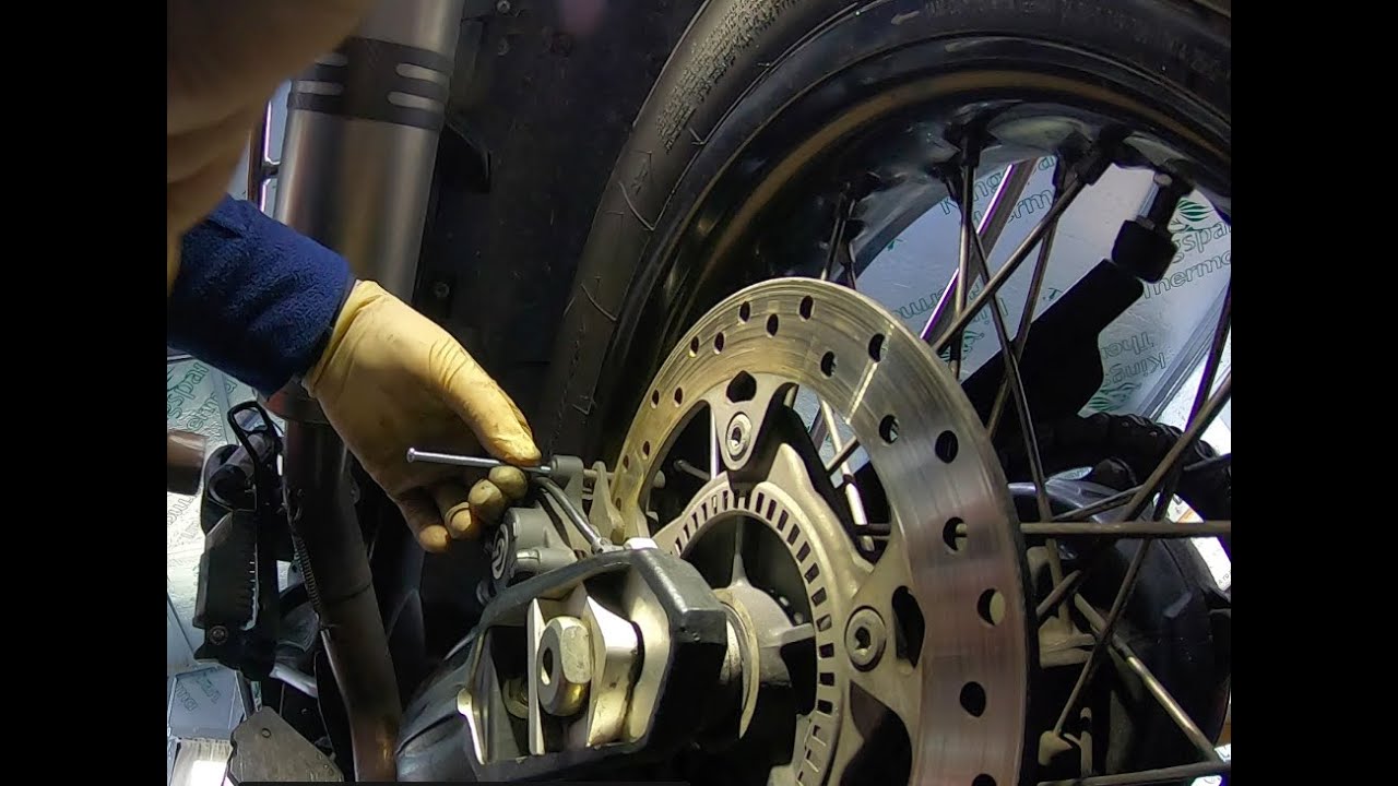 BMW F800 GS - Brake pad change