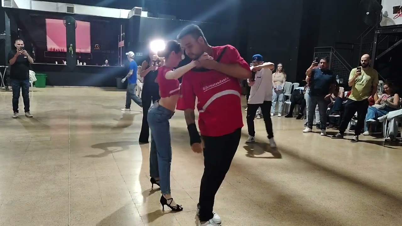 Carita - Jensen - Jhonatan y Laura bailan 
