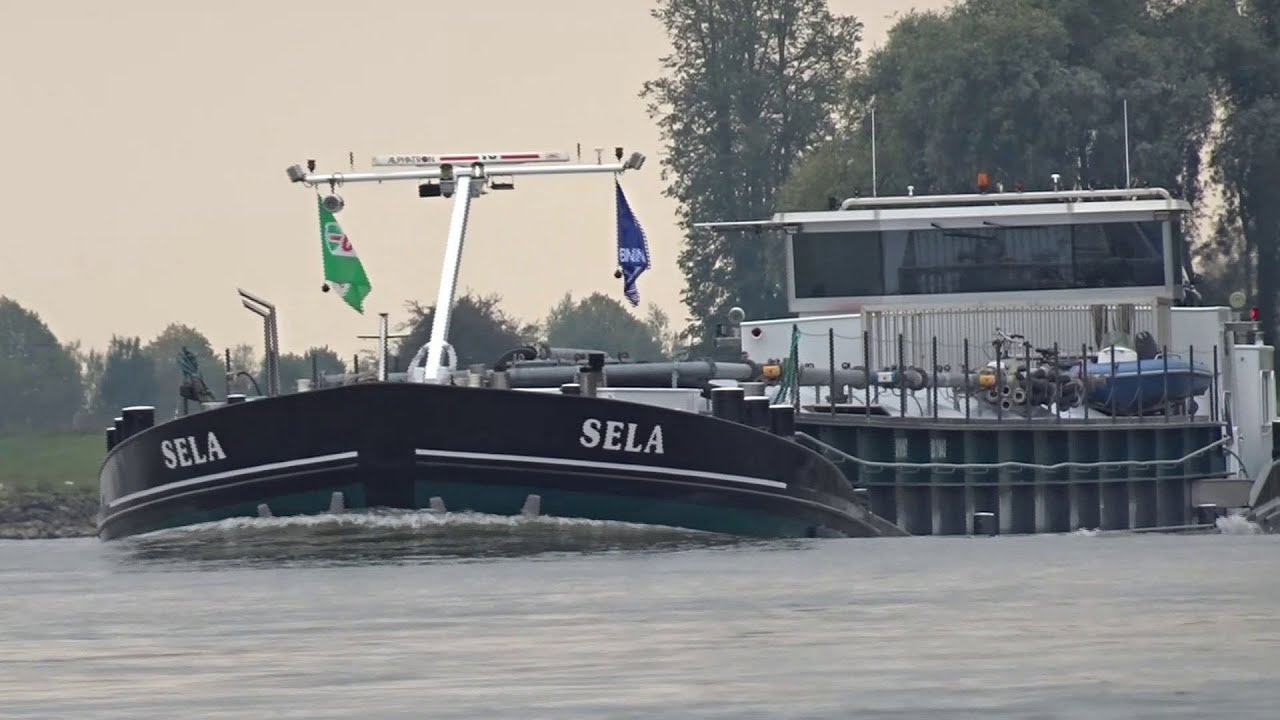 Poedertanker SELA voor de EMMAHAVEN in EEMSHAVEN.