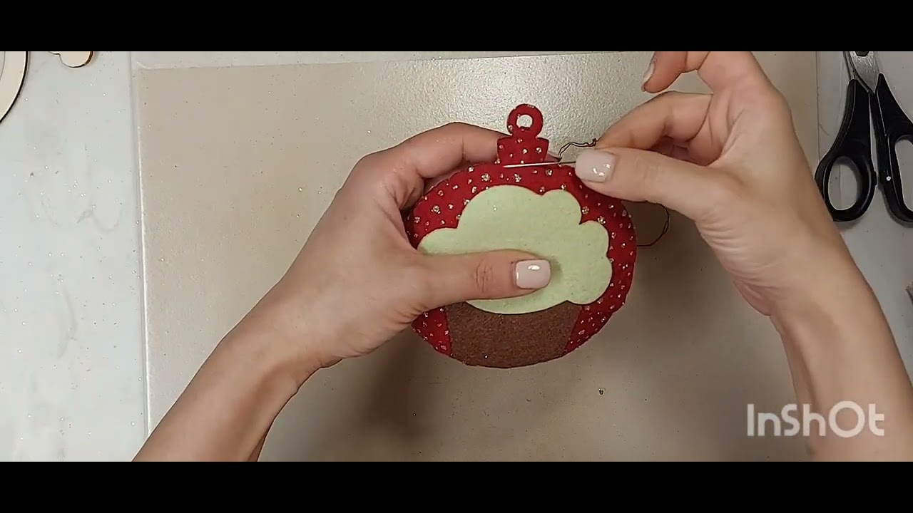 Sfera in pannolenci con cupcake in applique'