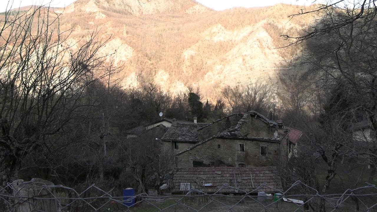 Nel borgo fantasma di Magrignana: siamo 4 abitanti e per tre mesi all'anno viviamo al buio