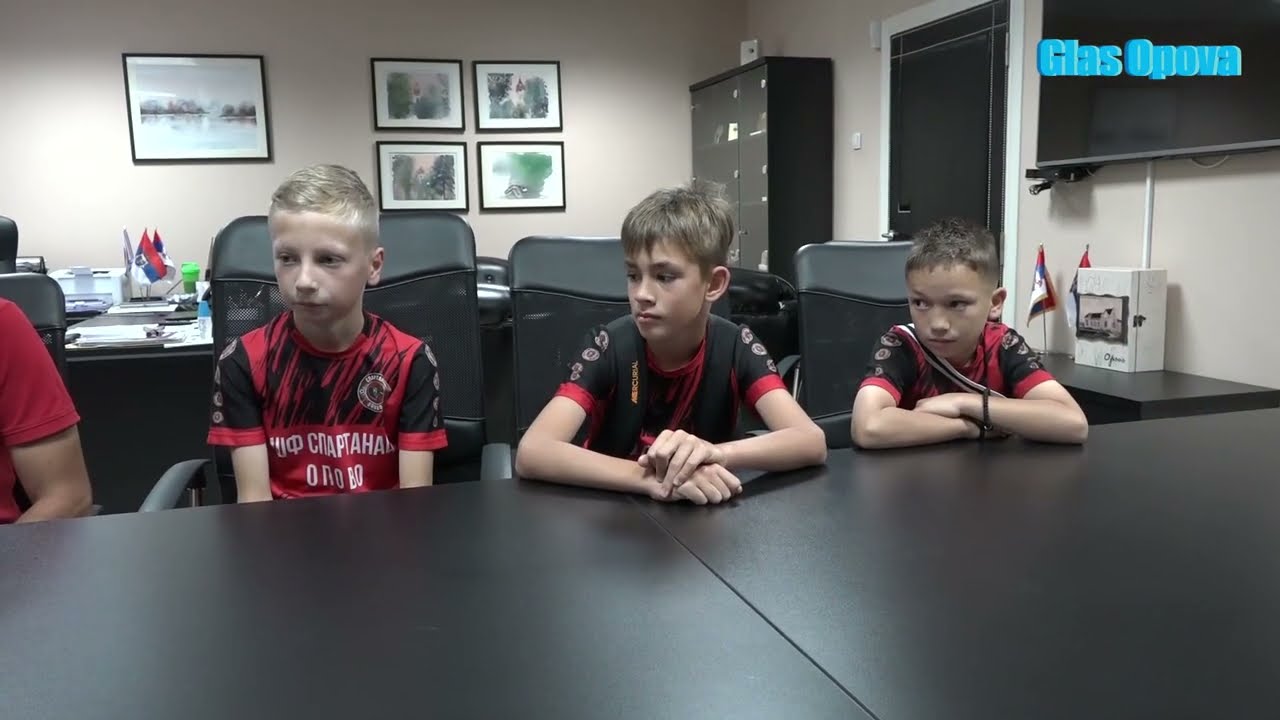 ISPRACAJ MLADIH FUDBALERA NA ZVEZDIN KAMP