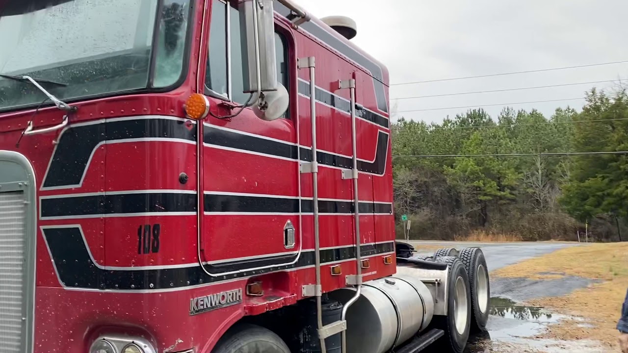 Знакомьтесь, Триша, наш бескапотный Kenworth K100 1983 года выпуска