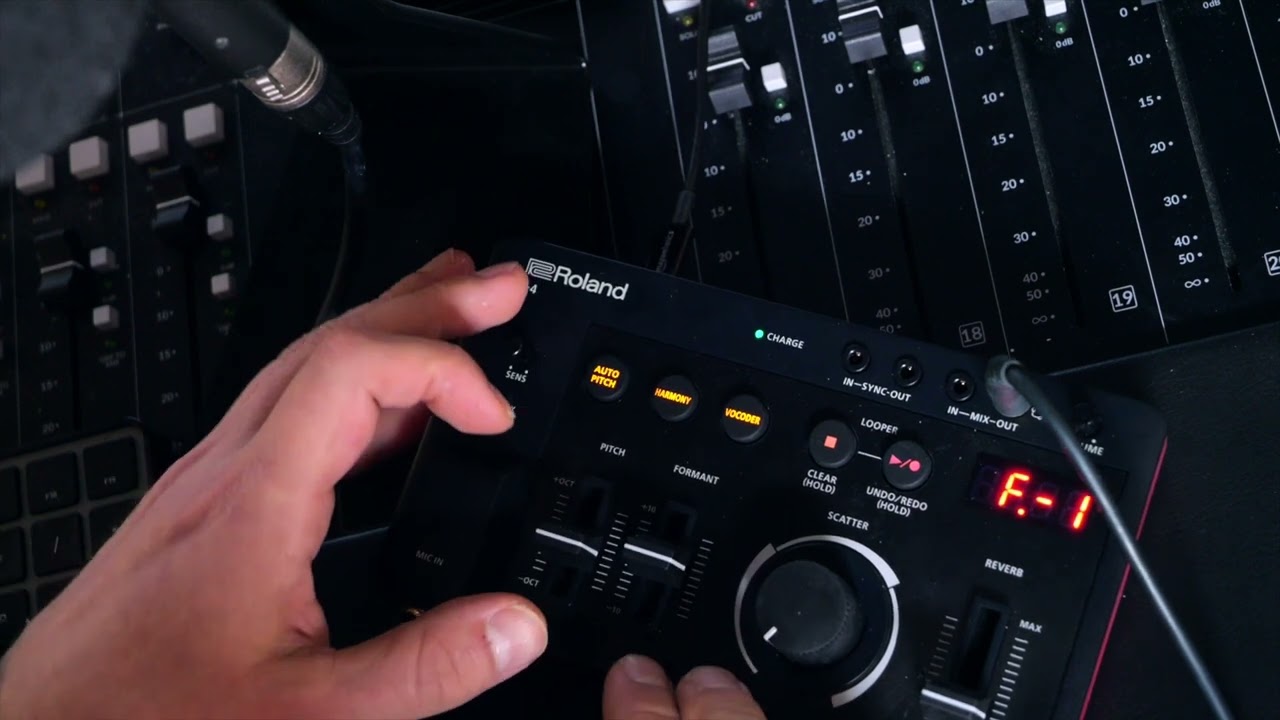 Roland E-4 AIRA Compact Voice Tweaker – Basic Demo (No Talking with German talk & English subtitles)