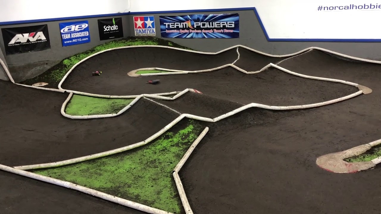 TLR 22-4 2.0 vs. Team Associated B64D