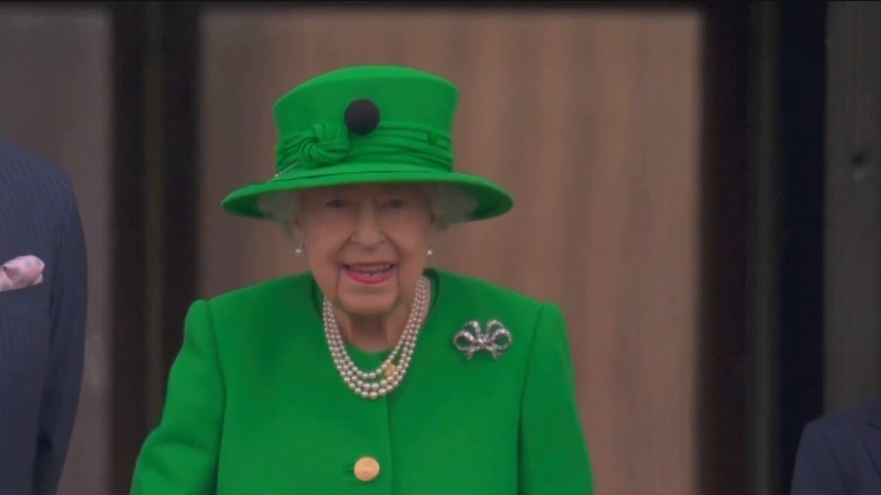 Queen makes surprise appearance on final day of Platinum Jubilee