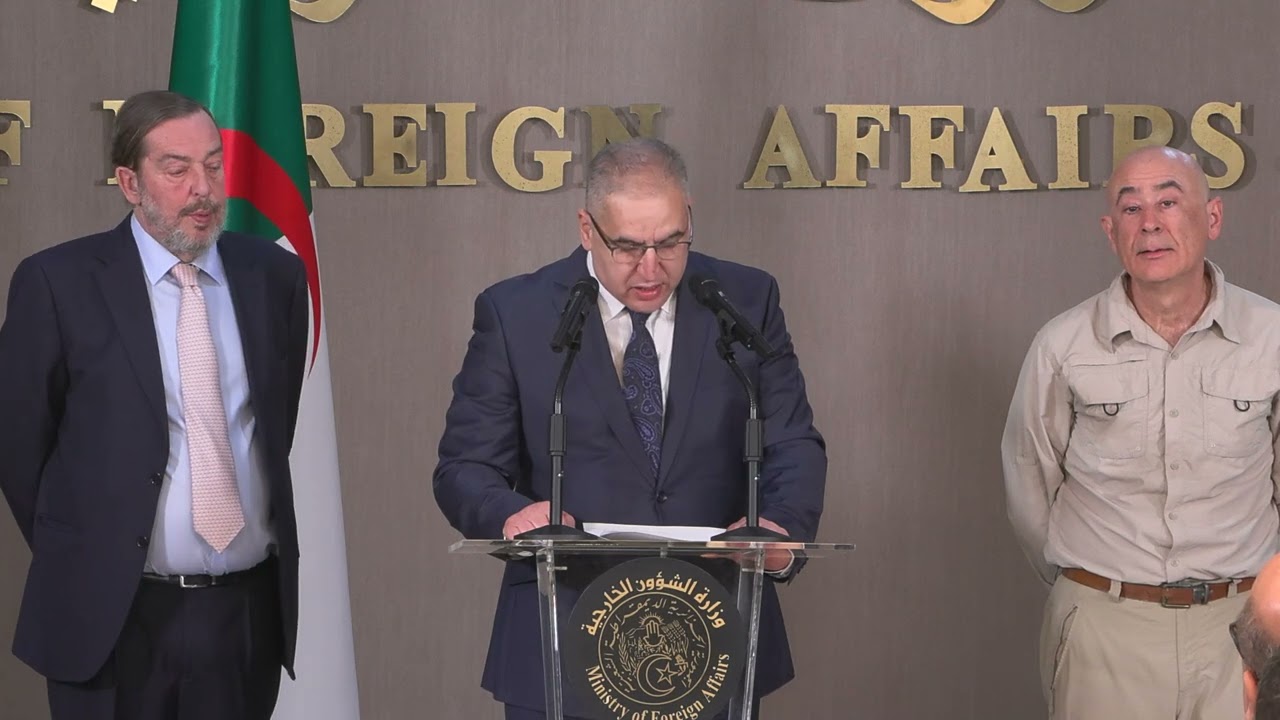 الندوة الصحفية للسيد الأمين العام لوناس مقرمان والسفير الإسباني بالجزائر عقب تسليم الرعية الإسباني