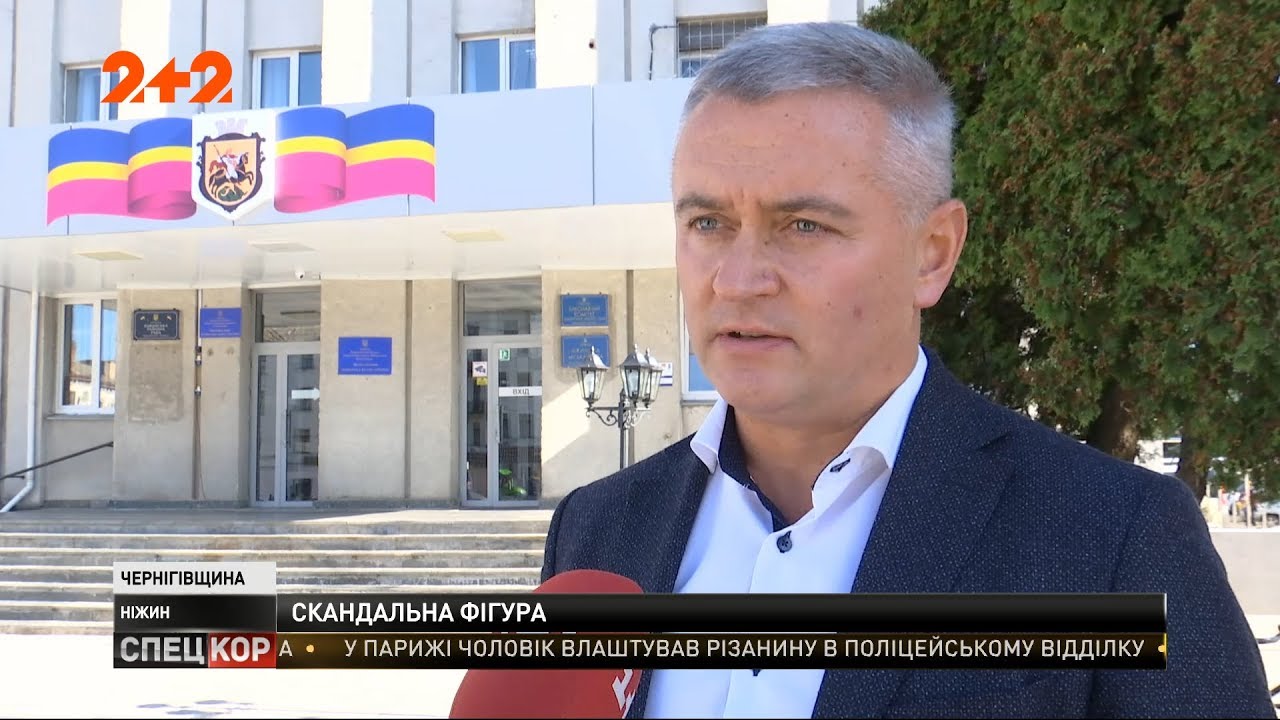 Жители Нежина выступают против золотого многогранника в центре города