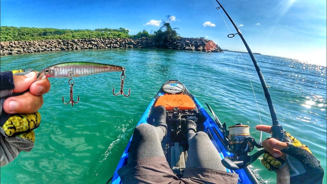 PESCANDO NO MAR COM ISCA ARTIFICIAL!!! V&aacute;rias esp&eacute;cies no caiaque.