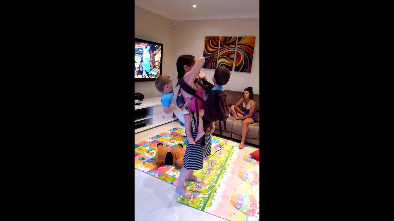 How to carry twins in baby carriers - Ergo Baby