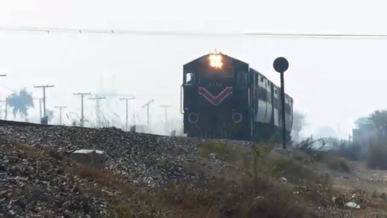 Train Videos / Fastest 17 UP Millat Express Pass Chack Jhumra // Zahid Hameed //