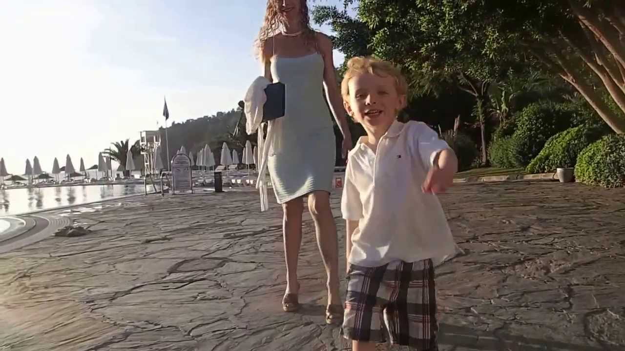 Hillside Beach Club - Evening walk to dinner