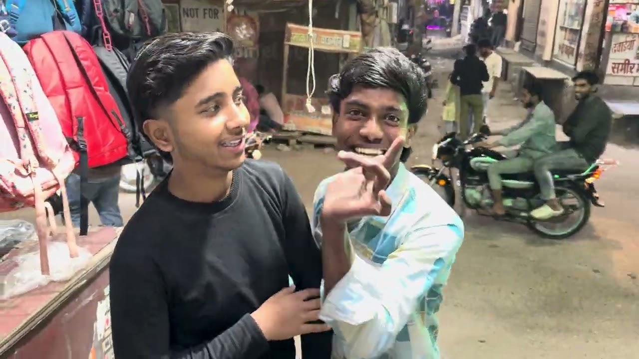 Piyush ko Dekh liya Khate hue 