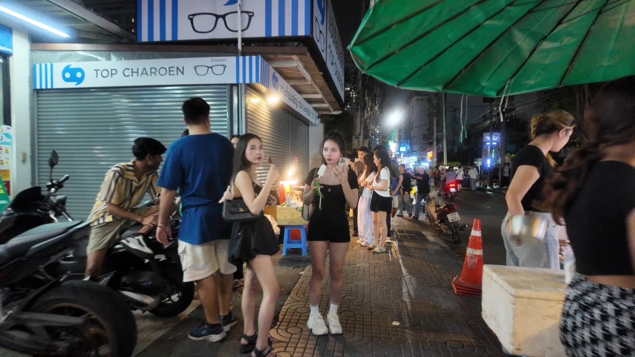 Sukhumvit Soi 4 Nana nightlife freelancers quiet 11pm Bangkok Thailand