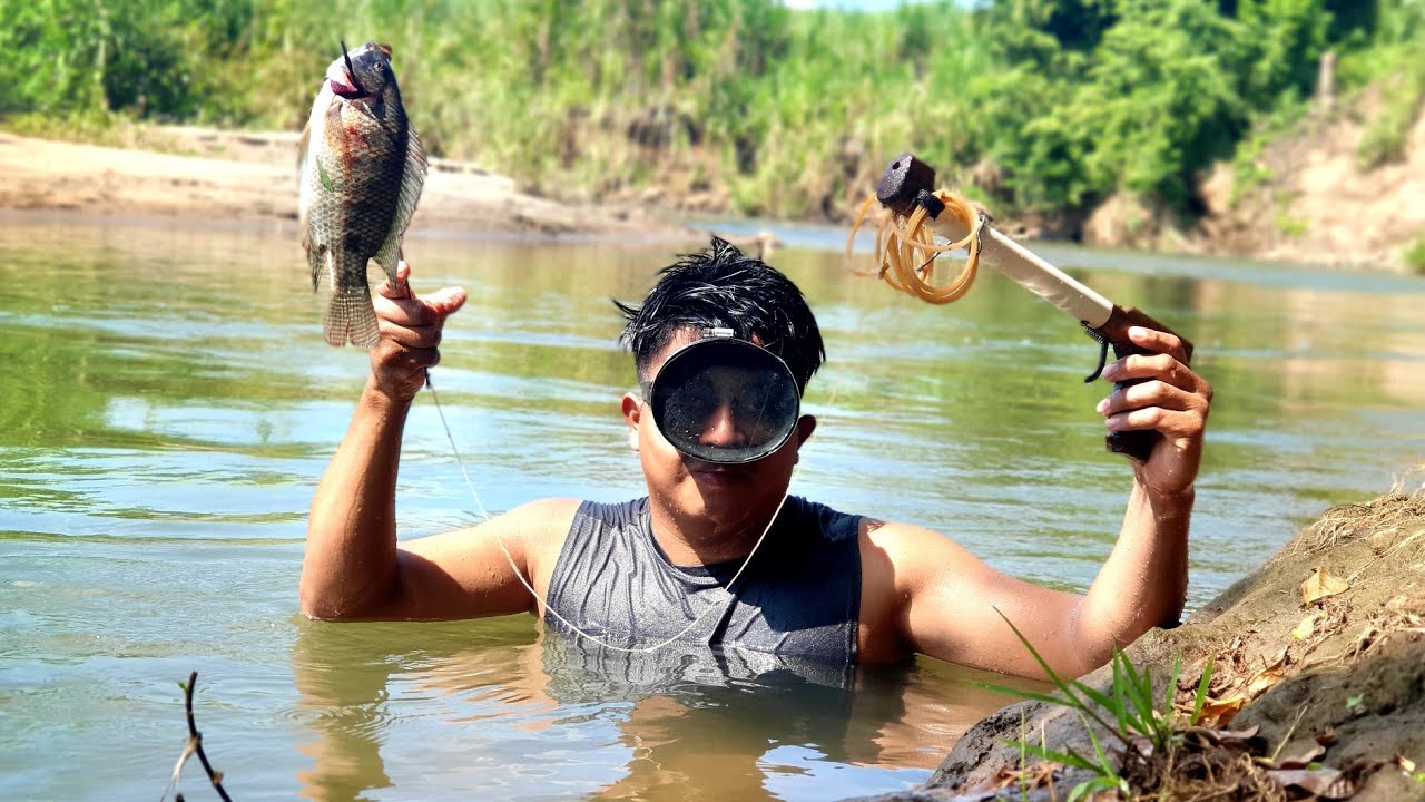 pezcando en el rio / con arpon