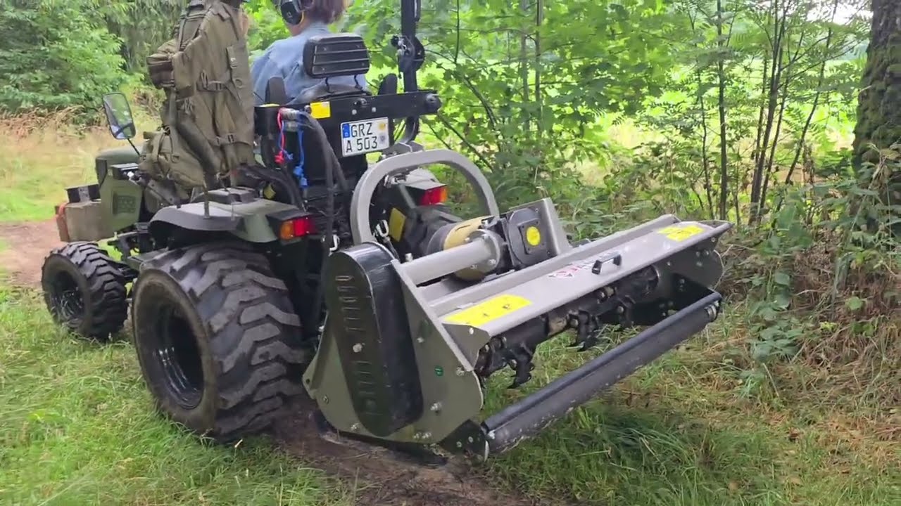 Waldwege mulchen / mulching forest paths with flail mower