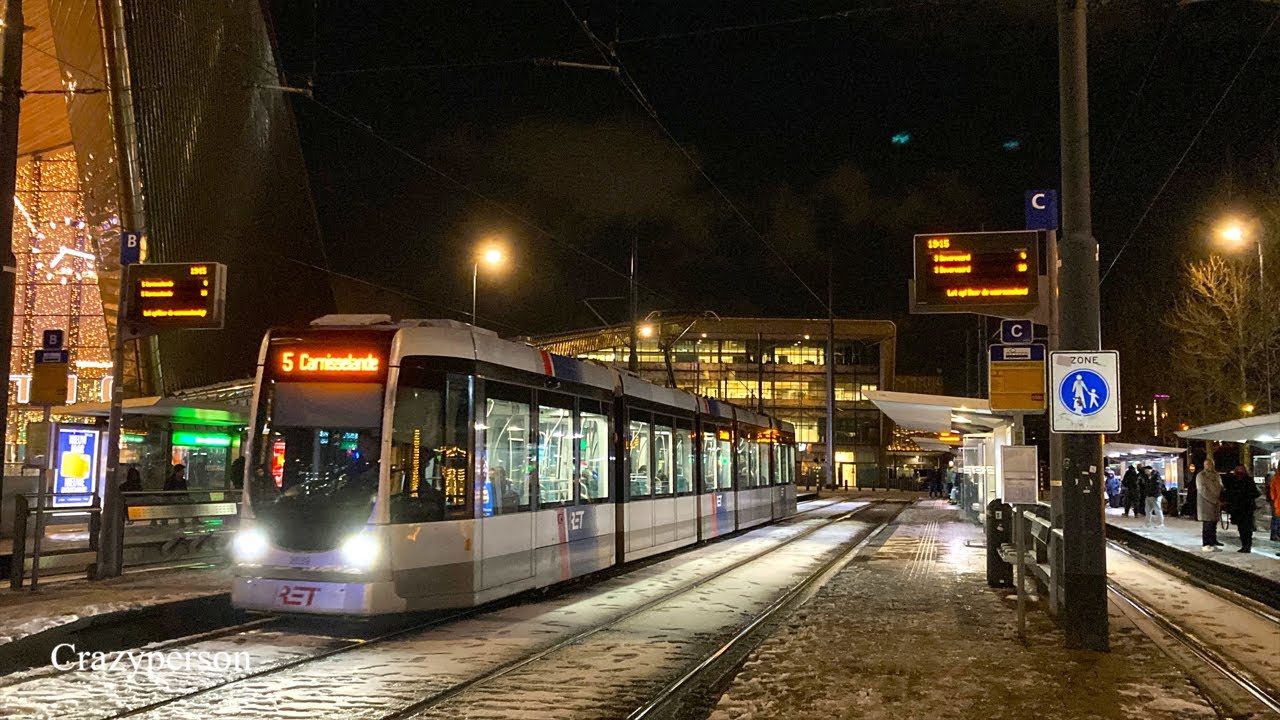 Sneeuw en RET Trams in Rotterdam (4 Jan. 2026) met Kerstsfeer