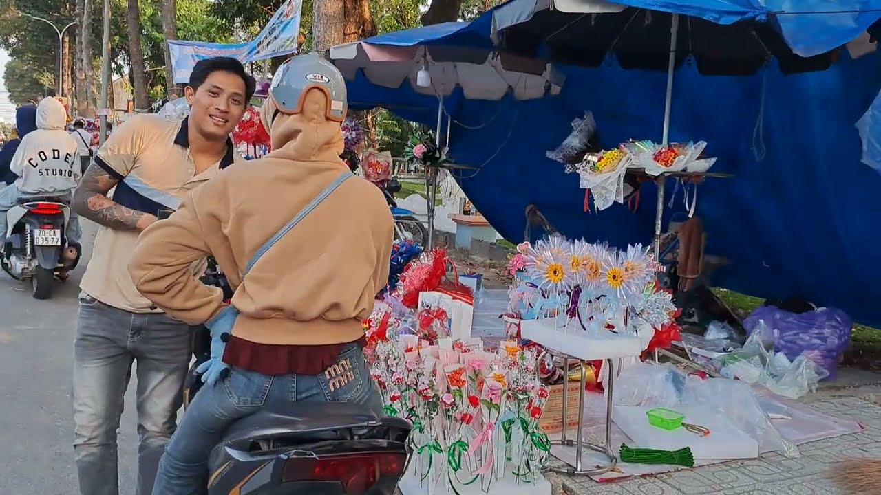 Ngày 8 tháng 3 Bà con mua bông hoa quá trời 