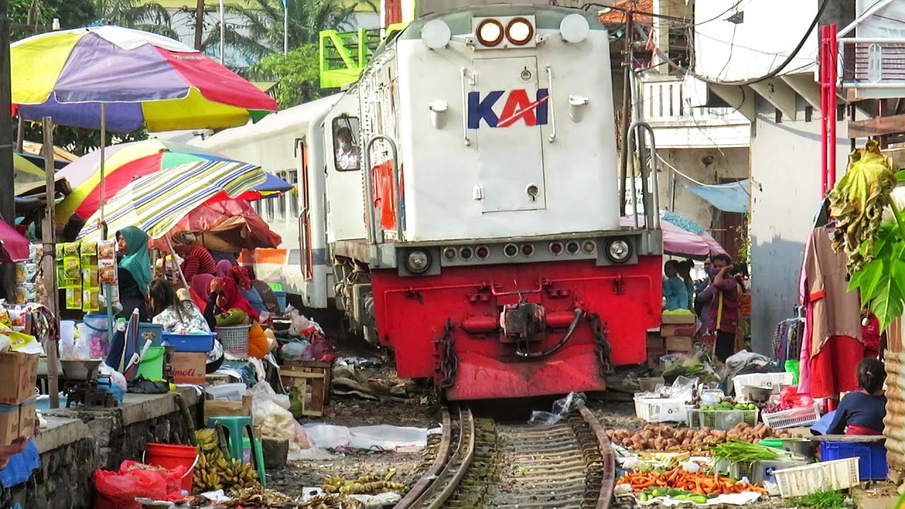 KERETA BLUSUKAN TENGAH PASAR ! Asli KEREN Beneran Ada Di Indonesia.
