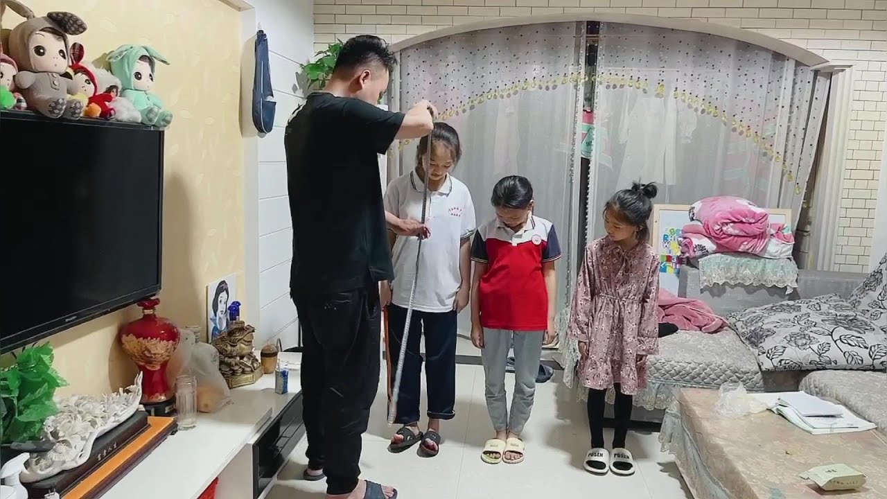 宝爸给三个女儿量身高，竟然要带老二去医院做检查，妈妈：太挑食