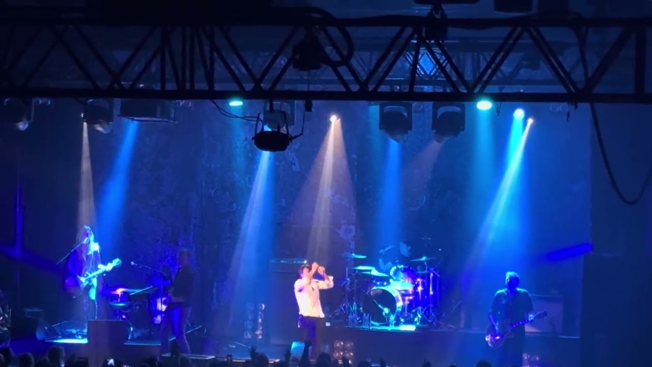 Suede - live at the Liverpool University Mountford Hall - 6-Feb-25 - film star