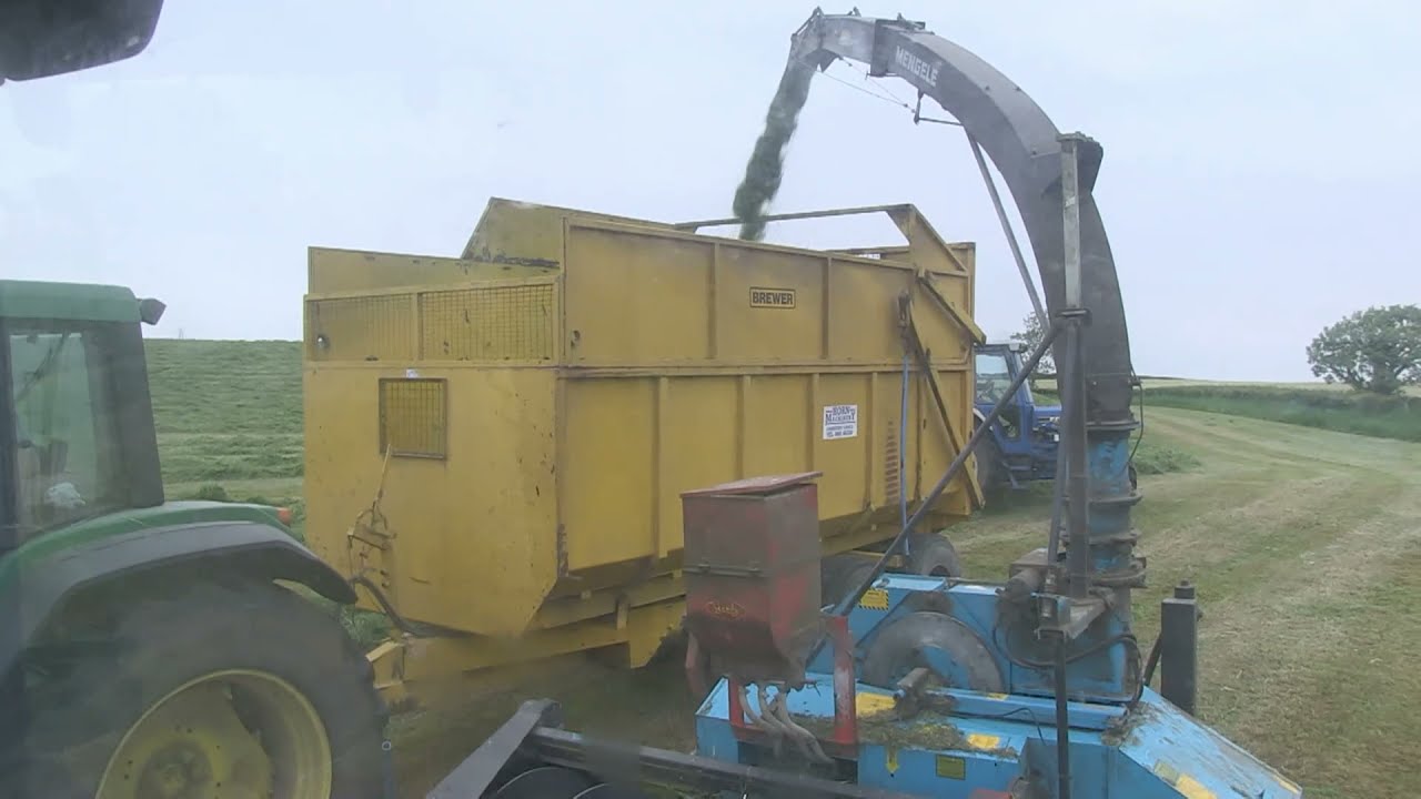 INSIDE CAB OF FORD 8630 CHOPPING GRASS WITH RECO MENGELE SH40N