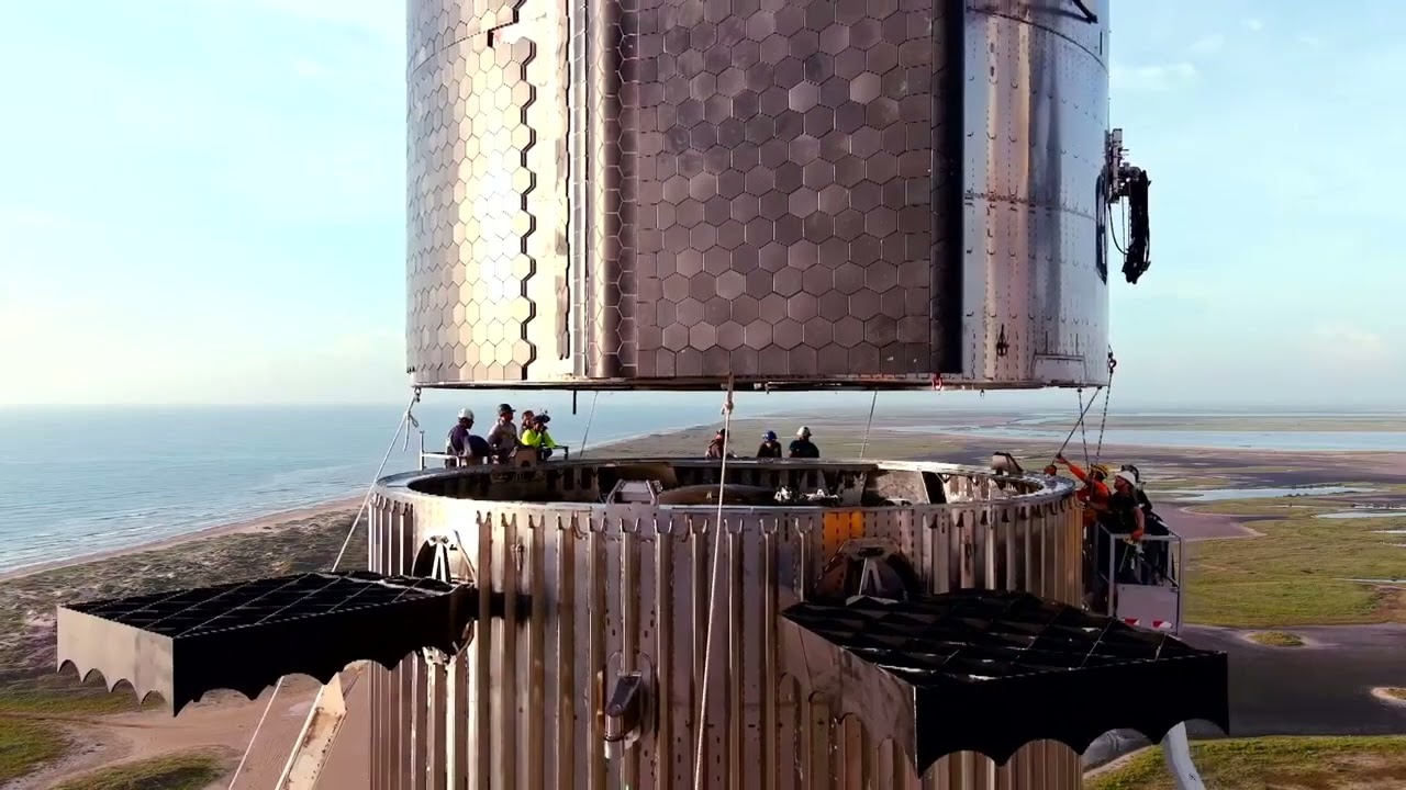 SpaceX Starship Close up with workers for size comparison