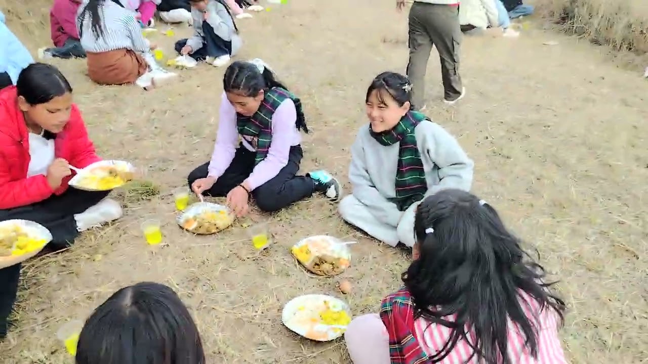 उमाकुन्ड गाउँ पालिका का शिक्षा प्रमुख को नाच कस्तो छ कमेन्ट गर्नु होला