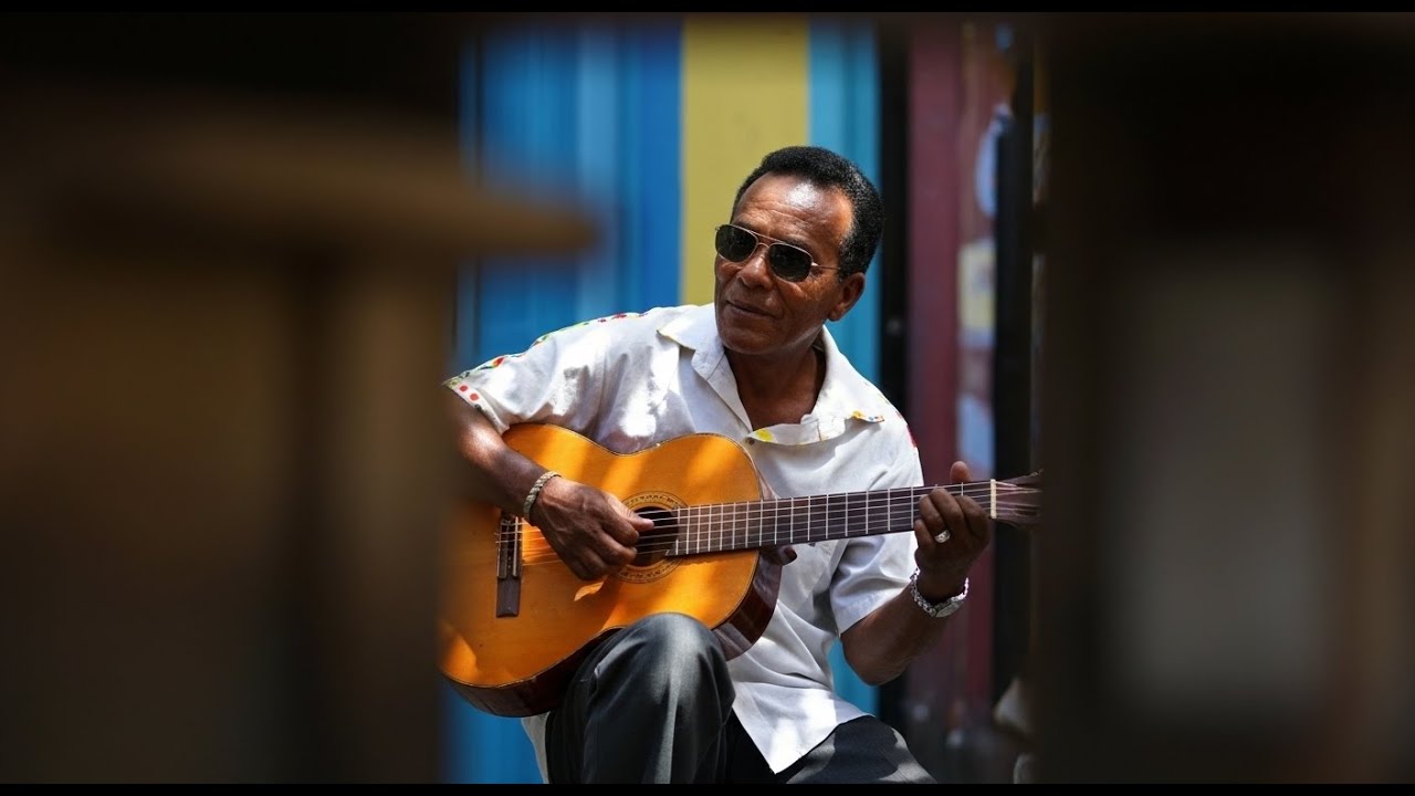 No Me Rindo en el Malecón, Aunque la Vida Me Golpee con su Duro Tambor