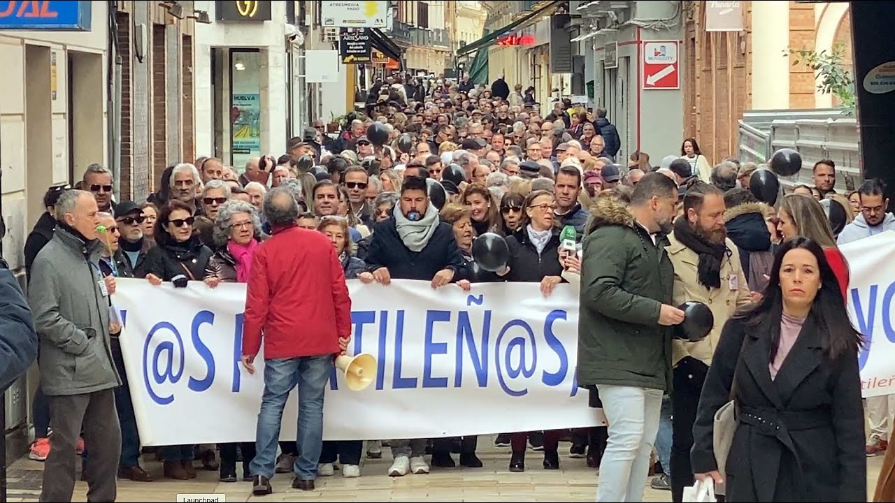 Los vecinos de El Portil claman contra la desaparición de su playa